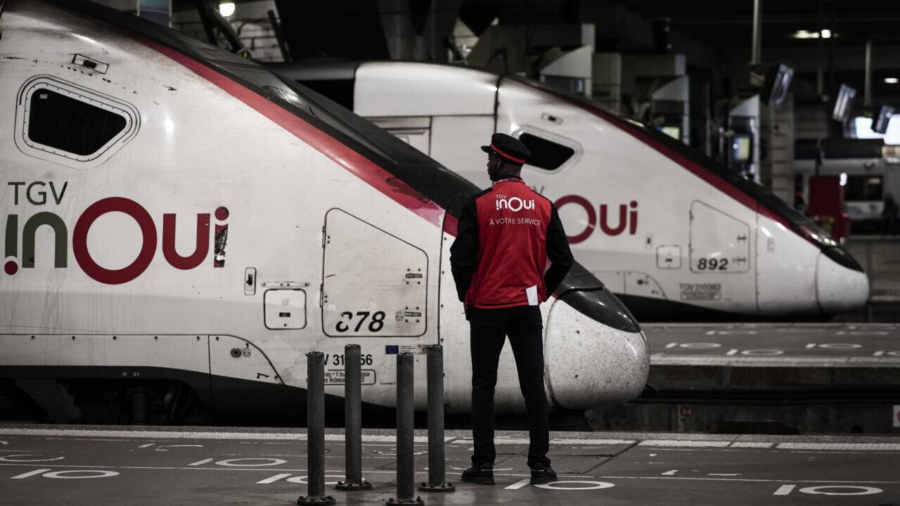 Un employé de la SNCF devant un TGV Ouigo à la gare Montparnasse à Paris, le 6 mai 2025