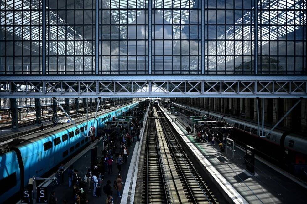 Des voyageurs attendent des trains sur les quais de la gare Saint-Jean à Bordeaux, le 6 mai 2025