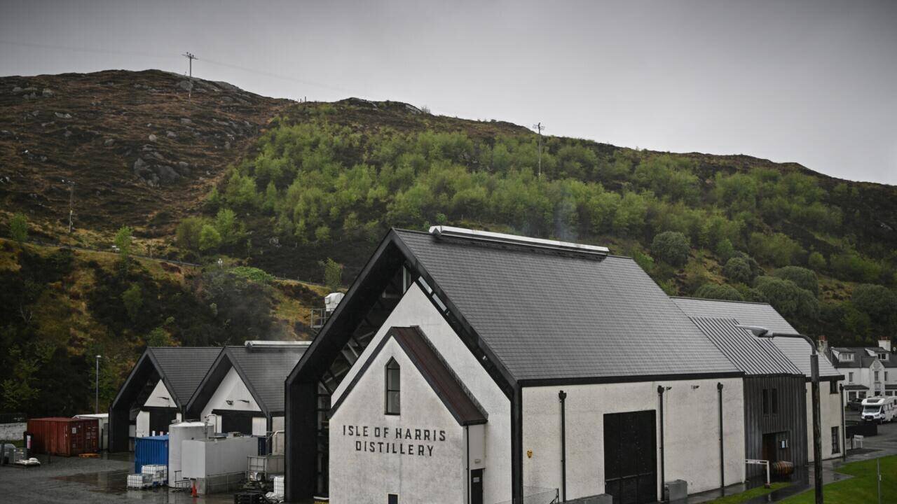La distillerie de l'île de Harris à Tarbert, le 28 avril 2025 en Ecosse