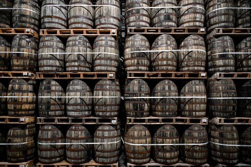 Des tonneaux de whisky dans un entrepôt de la distillerie de l'île de Harris à Tarbert, le 30 avril 2025 en Ecosse