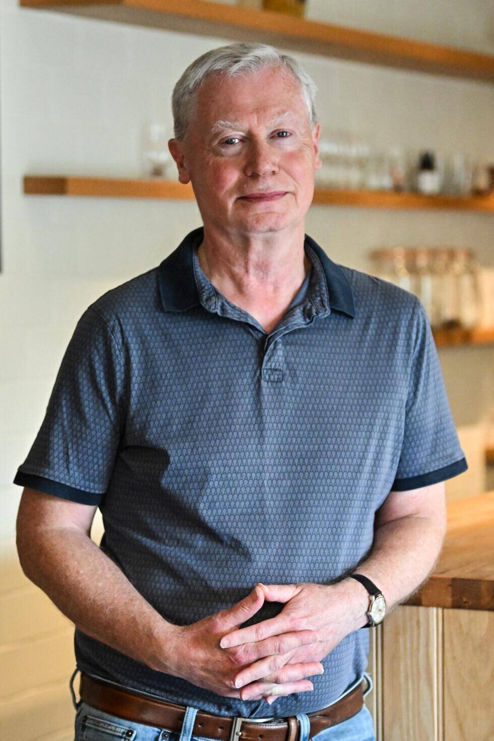 Ron MacEachran, directeur financier de la distillerie de l'île de Harris, à Tarbert, le 30 avril 2025 en Ecosse