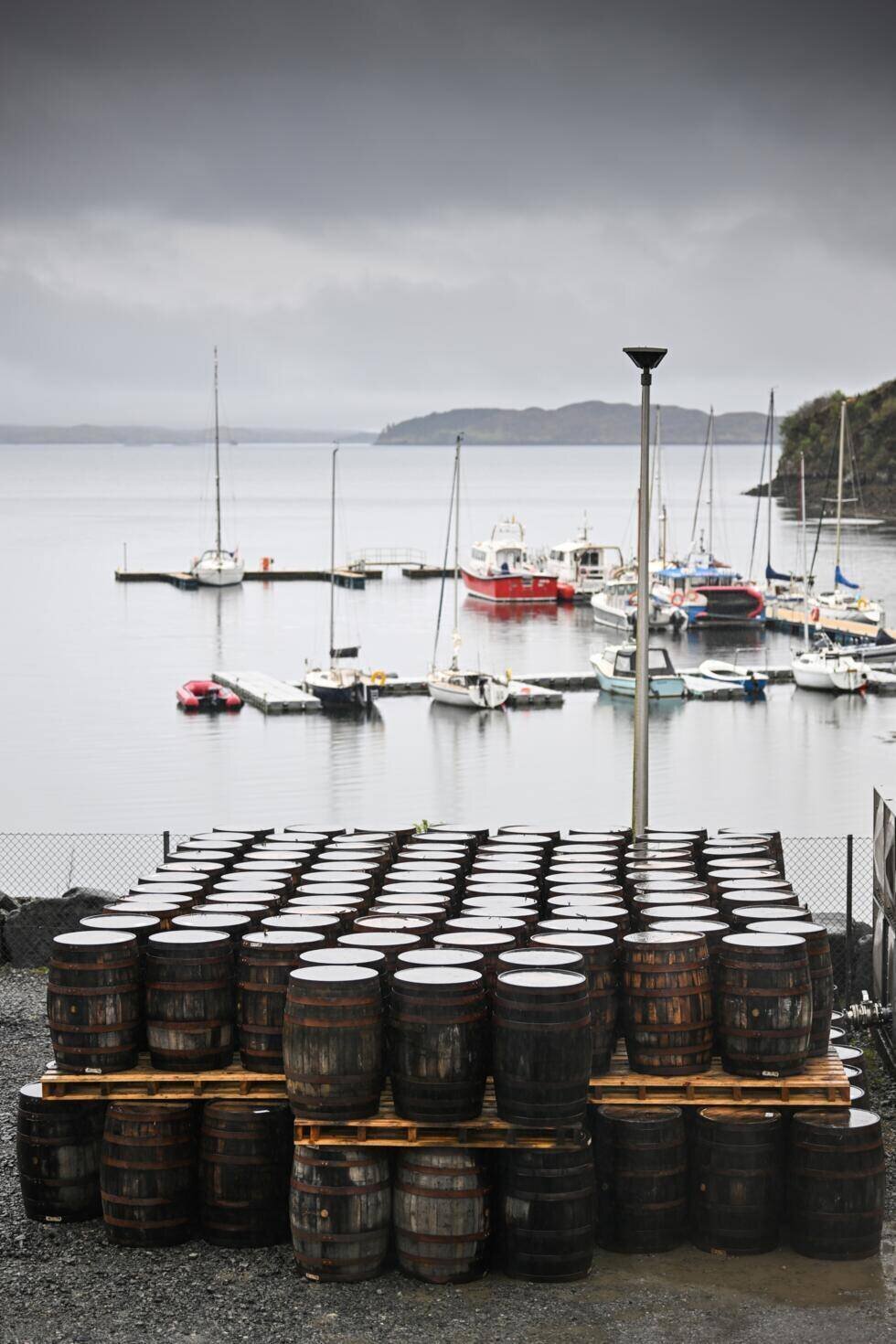 Des tonneaux empilés à l'extérieur de la distillerie de l'île de Harris, le 28 avril 2025 à Tarbert, en Ecosse