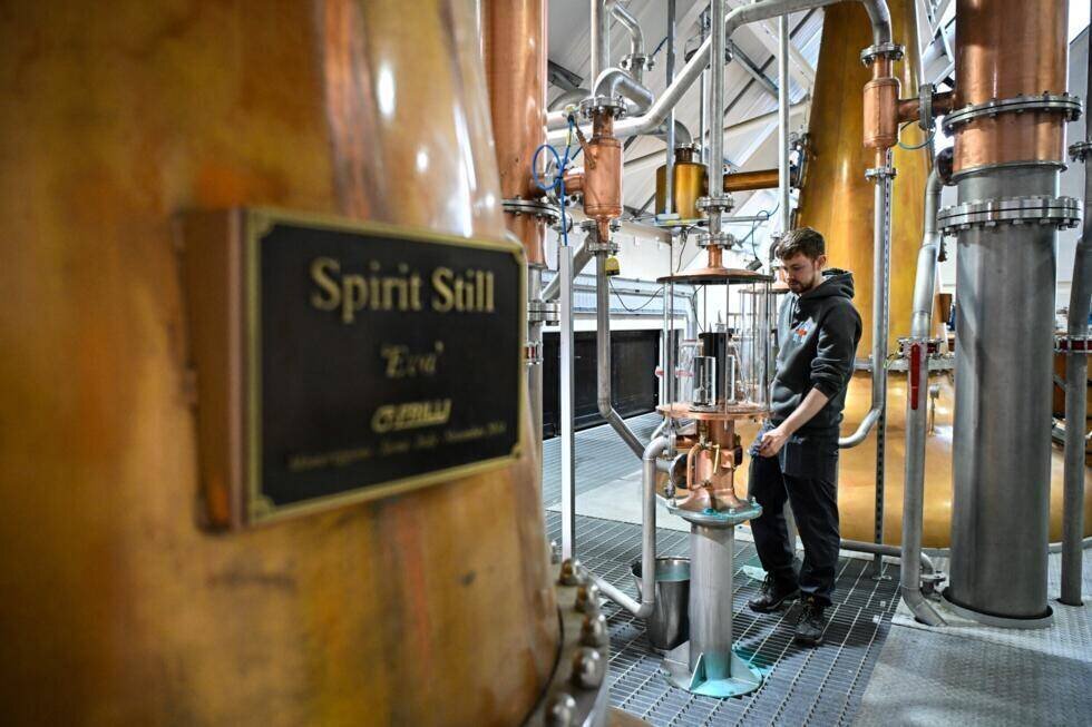 Thomas MacRae à la distillerie de l'île de Harris à Tarbert, le 28 avril 2025 en Ecosse