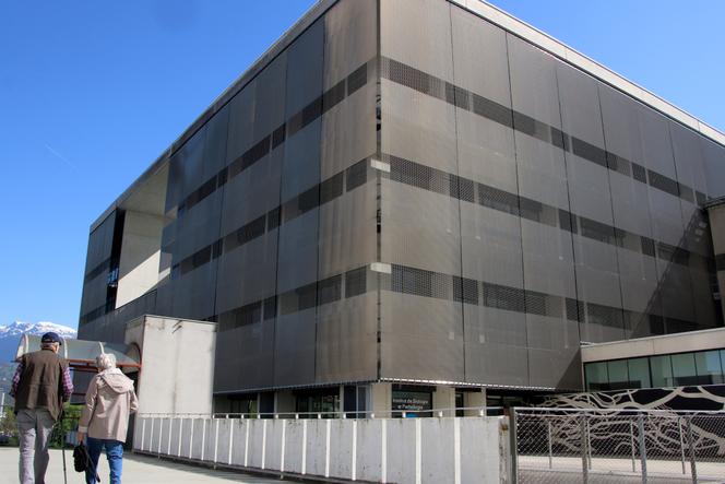 Vue de l’institut de biologie et pathologie du CHU Grenoble Alpes en proie à des émanations toxiques depuis 2019, à La Tronche, le 7 avril 2025.