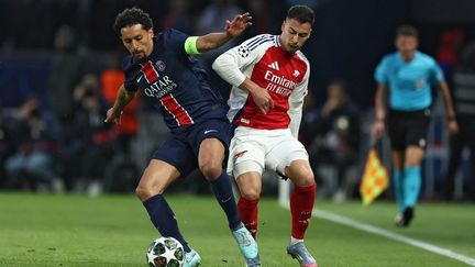 Marquinhos à la lutte avec Gabriel Martinelli lors de PSG-Arsenal, demi-finale retour C1 2025, Parc des Princes