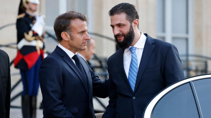 Emmanuel Macron serre la main du leader syrien Ahmad al-Chareh après une conférence de presse commune à l’issue d’une réunion au palais de l’Élysée à Paris, le 7 mai 2025.