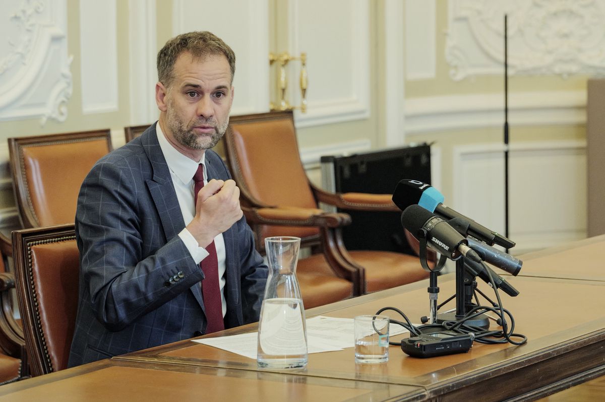 Antonio Hodgers lors d’une conférence de presse à Genève, annonçant sa démission du Conseil d’État, 7 mai 2025.