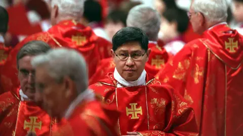 Cardinal Luis Antonio Tagle en robes rouges à la basilique Saint-Pierre