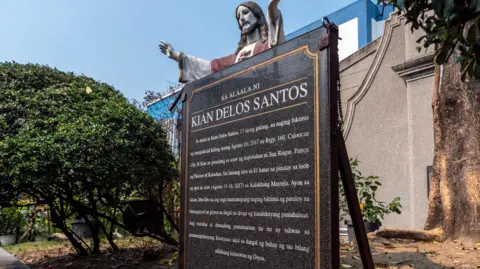 Plaque en mémoire de Kian Delos Santos devant la cathédrale