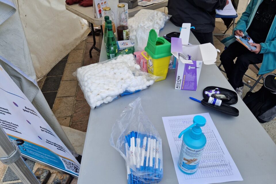 Les passants peuvent réaliser un test gratuit pour détecter le diabète et d'autres maladies.