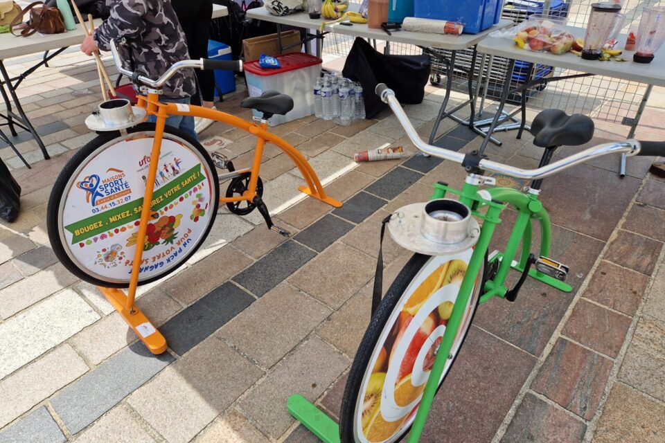 Le vélo smoothie permet de créer son propre smoothie en mixant des fruits grâce à l'action du pédalage.