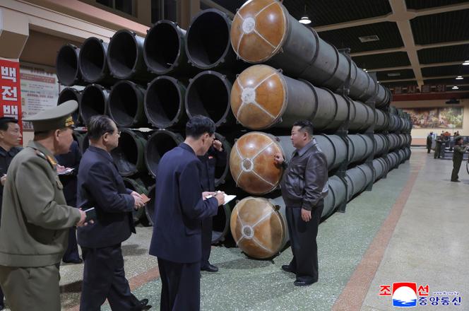 Le dirigeant nord-coréen, Kim Jong-un, visite une usine de munitions en Corée du Nord, photo non datée fournie le 7 mai 2025 par le gouvernement nord-coréen