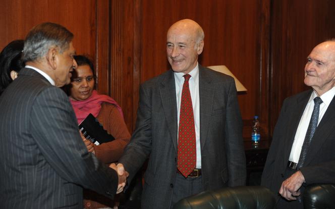 Joseph S. Nye serre la main du ministre des affaires étrangères indien S.M. Krishna à New Delhi en 2011
