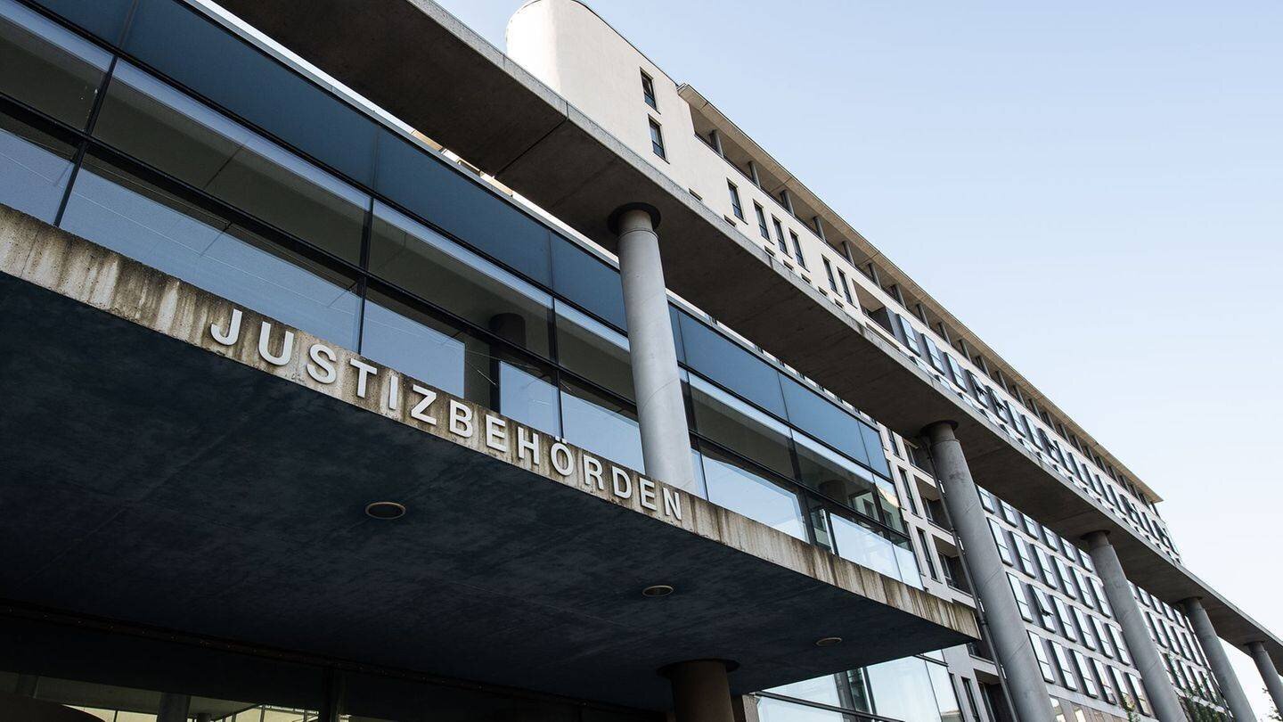 Devant le tribunal de Kassel, l'accusé doit répondre d'un meurtre. (Image d'illustration) © Swen Pförtner/dpa