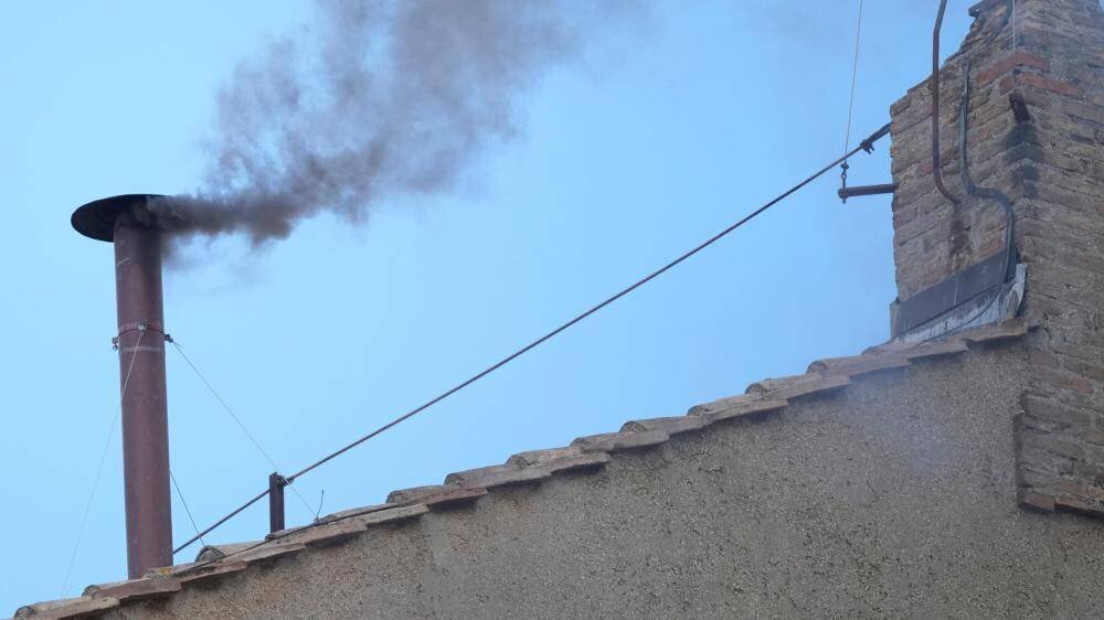 Fumée noire au-dessus du Vatican lors du conclave