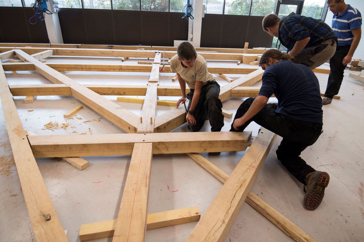 Apprentis charpentiers assemblant une ferme de toit inspirée de Notre-Dame de Paris, à Gennevilliers, le 3 octobre 2019.