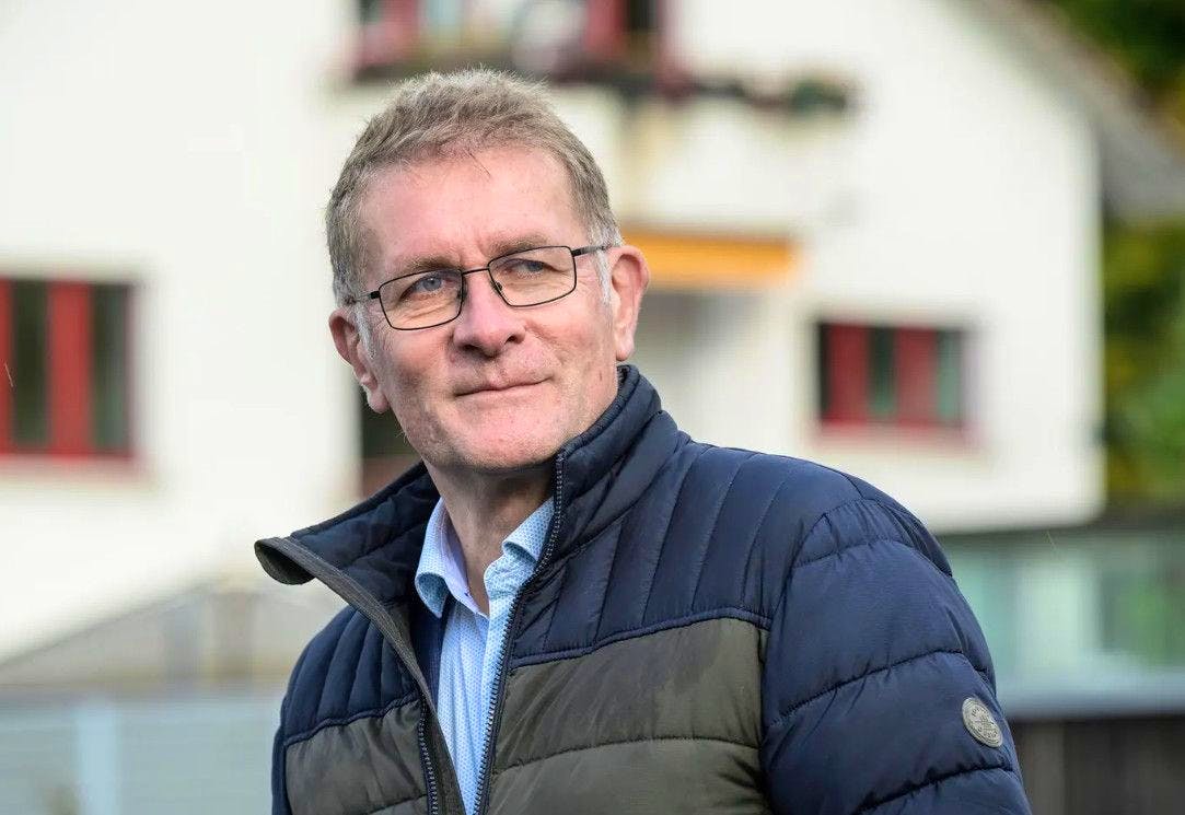 Christoph Neuhaus a vite réalisé le caractère choquant de ses propos et a présenté ses excuses.