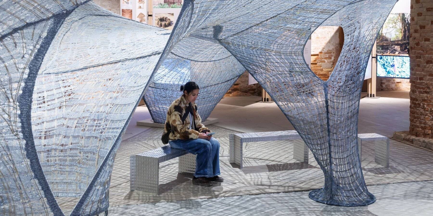 Installation suspendue en fibres naturelles par SO-IL à Venise