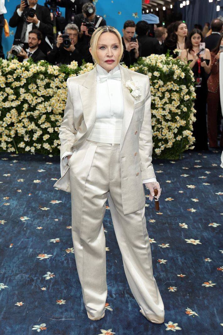 Madonna au Met Gala 2025 à New York, portant un costume blanc élégant.