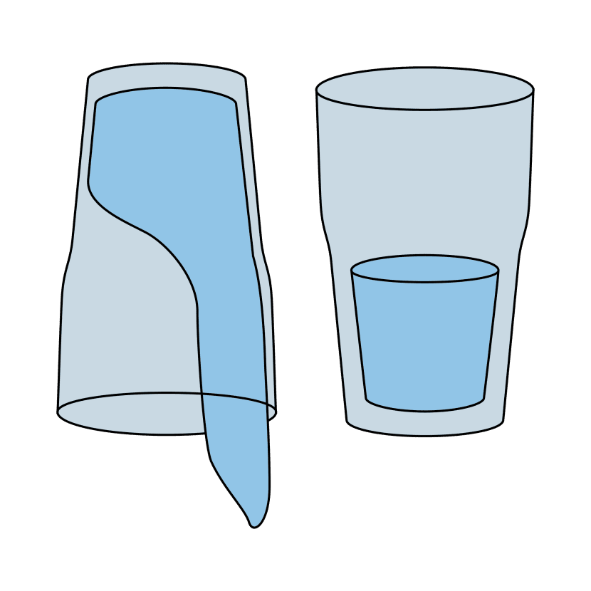 Deux verres à moitié pleins montrant différentes perspectives, l’un incliné vers le bas, l’autre debout, sur fond noir.