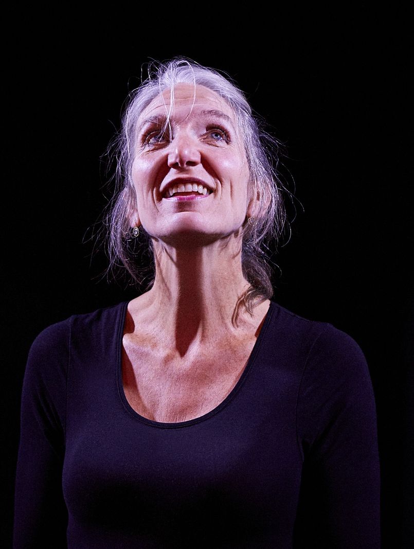 Claire Heuwekemeijer, conteuse lausannoise, souriant, sur fond noir