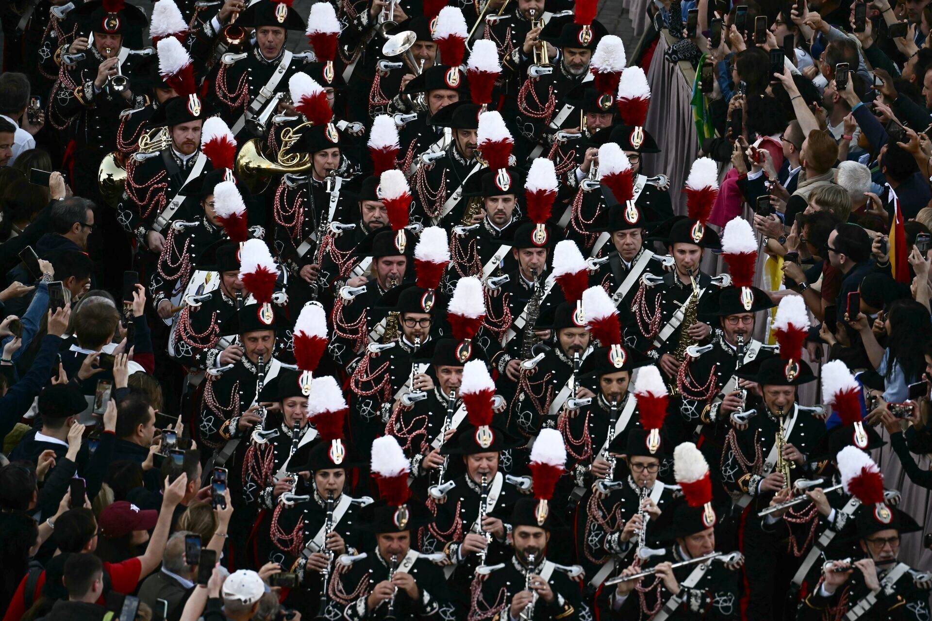 Carabiniers défilant dans le Vatican