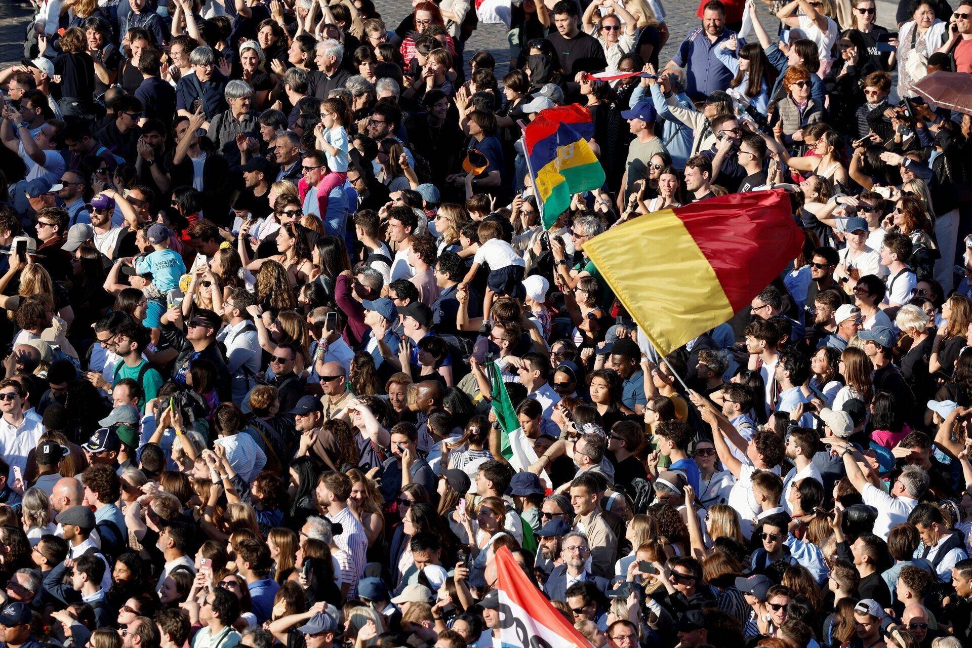 Fidèles en liesse sur la place Saint-Pierre