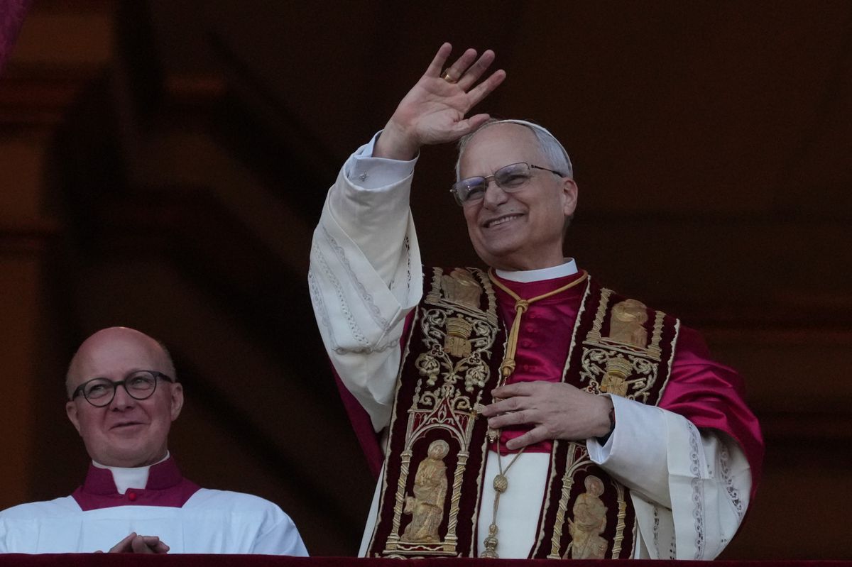 Le pape Léon XIV salue depuis le balcon de la basilique Saint-Pierre au Vatican, 8 mai 2025