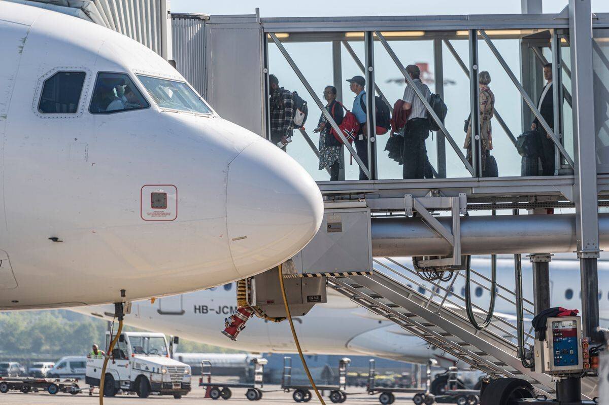 Passagers embarquant à l'aéroport de Zurich Kloten