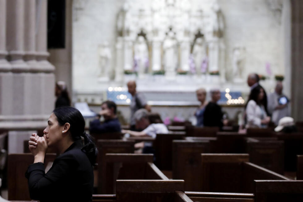 Des catholiques dans la cathédrale Saint Patrick de New York, le jour de l'élection du nouveau pape Léon XIV, le 8 mai 2025