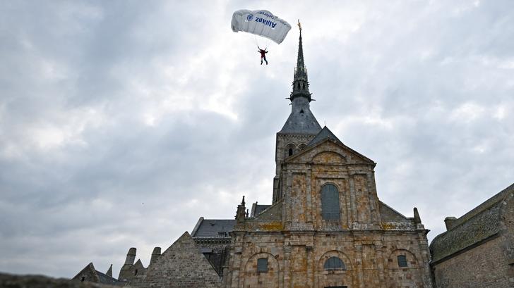 Le champion Mario Gervasi et trois autres parachutistes aguerris ont réussi un saut de précision sur la terrasse de l’abbaye du Mont-Saint-Michel pour marquer le 80e anniversaire de la fin de la Seconde Guerre mondiale, le 8 mai 2025.