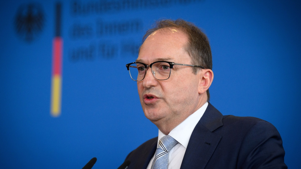 Alexander Dobrindt lors d'une conférence de presse au Ministère fédéral de l'Intérieur
