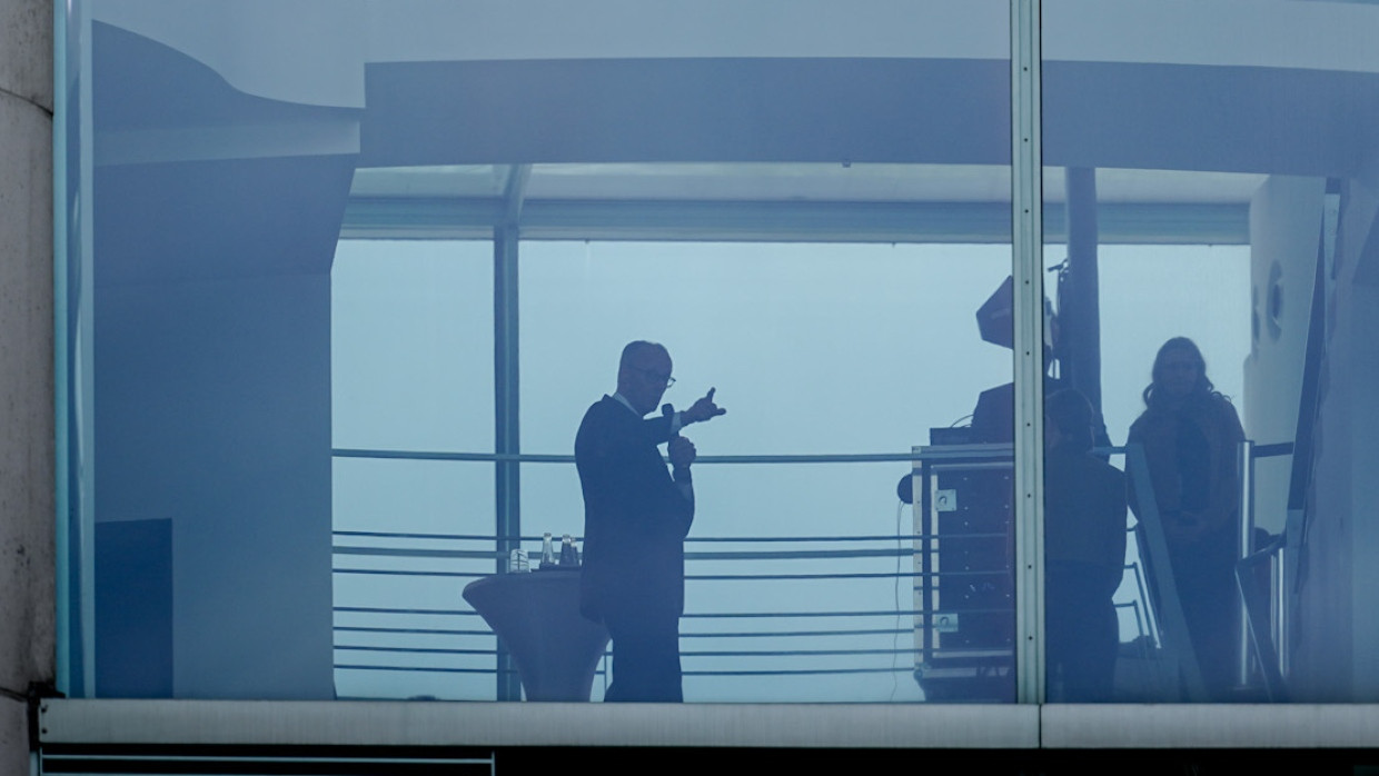 Friedrich Merz silhouette au bureau du chancelier