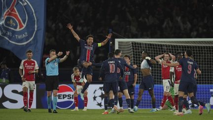 Marquinhos saute de joie au coup de sifflet final qui qualifie le PSG en finale de Ligue des champions, après sa victoire au Parc des Princes contre Arsenal (2-1), le 7 mai 2025. (SIPA)