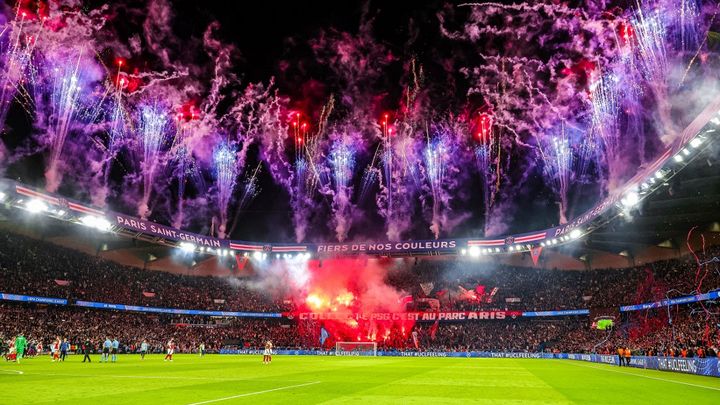 Au Parc des Princes, comme dans ses alentours, des feux d'artifice ont été tirés pour célébrer la qualification en finale de Ligue des champions du PSG. (NIGEL KEENE / AFP)
