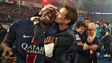 La joie des joueurs et des dirigeants parisiens après la qualification en finale de la Ligue des champions, le 7 mai 2025, au Parc des Princes. (FRANCK FIFE / AFP)