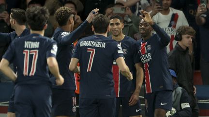 Les Parisiens célébrant le but d'Achraf Hakimi contre Arsenal les envoyant en finale de la Ligue des champions, le 7 mai 2025. (JEAN CATUFFE / AFP)