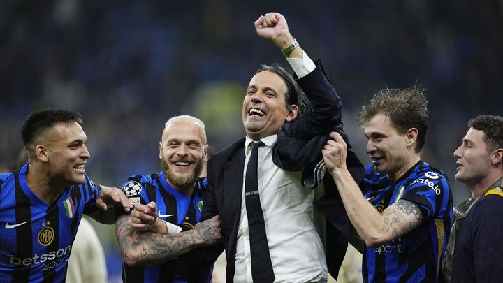 Simone Inzaghi, l'entraîneur de l'Inter, célèbre la victoire de son équipe, après sa qualification en finale de Ligue des champions, face au FC Barcelone, le 6 mai 2025 au stade San Siro, à Milan (Italie). (DENNIS AGYEMAN / AFP)