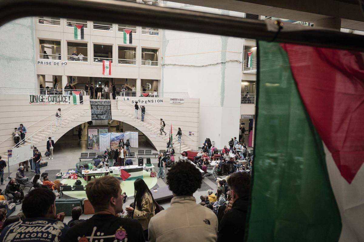 Occupation à Uni Mail, Université de Genève, le 7 mai 2025, en soutien à la cause palestinienne. Étudiants rassemblés avec des drapeaux palestiniens.