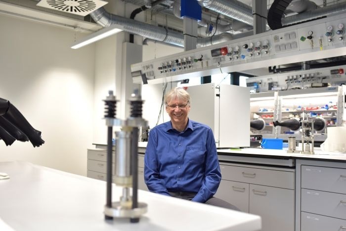 Prof. Thomas F. Fässler dans son laboratoire à la TUM