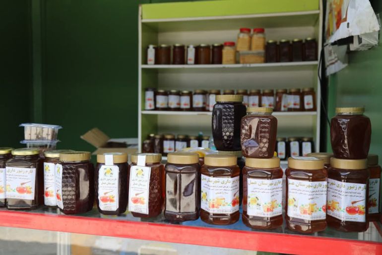 Produits de miel sur un marché local dans la province de Hérat, ouest de l'Afghanistan