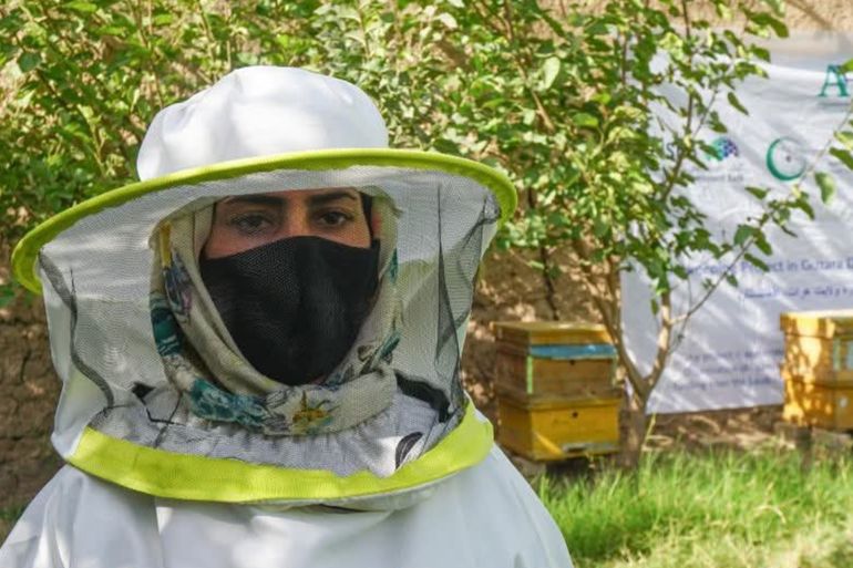 Fatima Ali Zada, apicultrice dans le district d'Injil à Hérat, gérant 20 ruches après formation gouvernementale