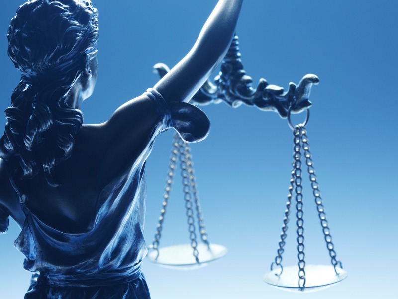 Statuette de la femme de la justice