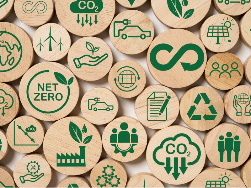 Symboles de finance durable sur jetons en bois