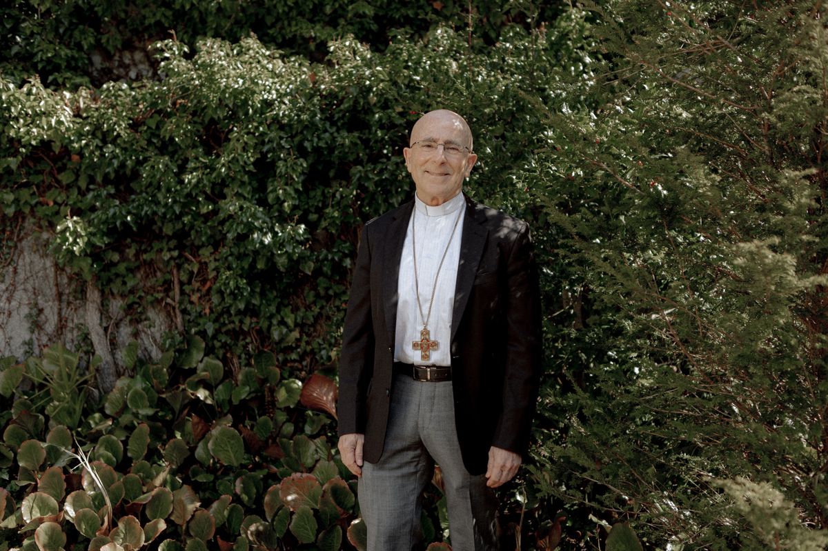 Portrait de Joseph Maria Bonnemain, évêque catholique de Chur, debout en plein air entouré de végétation