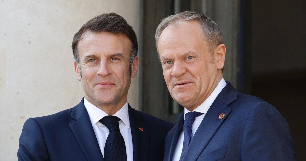Le président français Emmanuel Macron (gauche) salue le Premier ministre polonais Donald Tusk, le 27 mars 2025 à Paris