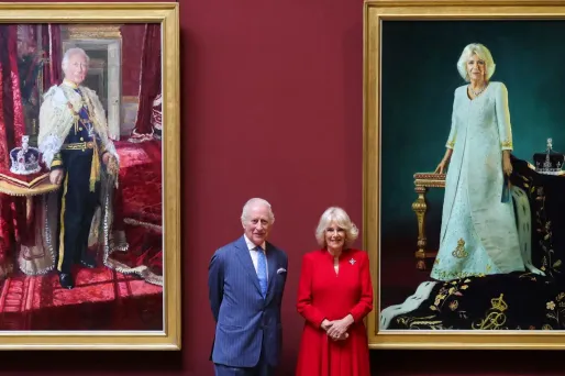 Charles III et Camilla inaugurent leurs nouveaux portraits officiels à Londres.