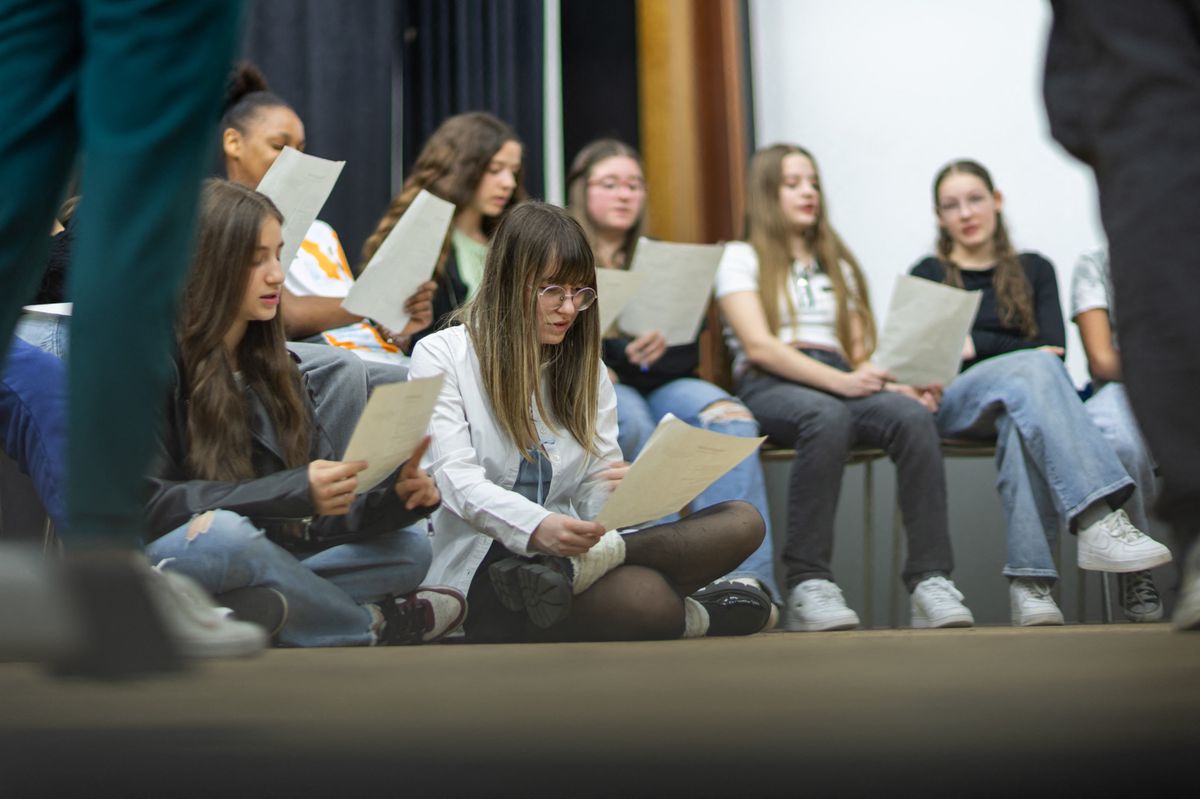 Des élèves participent à un atelier d’écriture de chansons à Vernier, près de Genève, le 26 mars 2025, en préparation du Concours Eurovision de la chanson à Bâle.