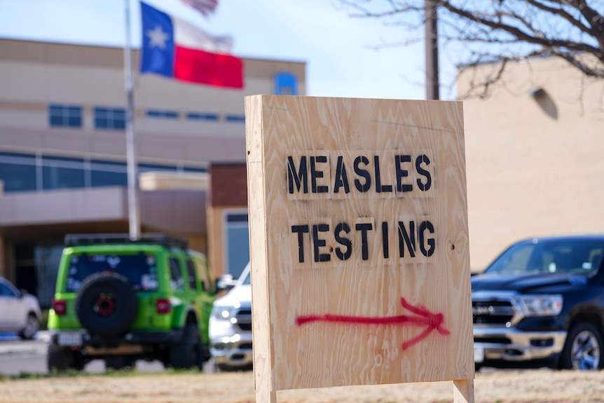 Un panneau devant l'hôpital de Seminole proposant des tests de dépistage de la rougeole