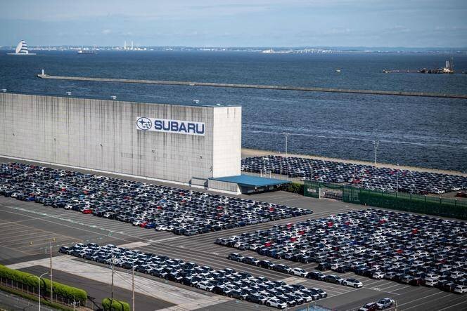 Des voitures neuves du constructeur japonais Subaru au port de Kawasaki